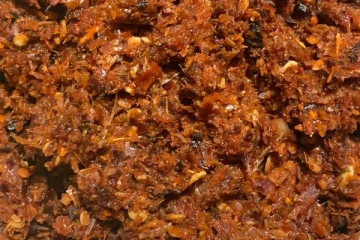 இலங்கையளர்கள் விரும்பி உண்ணும் காரமான கட்ட சம்பல்! யாருக்குதான் இப்படி செய்தால் பிடிக்காது?