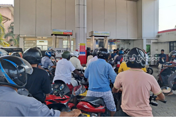 தீவிரமடையும் போர் பதற்றம்! என்றுமில்லாதவாறு இலங்கையில் உருவான எரிபொருள் வரிசை | Middle East War Sri Lanka Fuel Iran Usa War