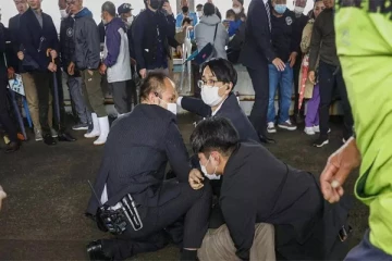 பொதுக் கூட்டத்தில் கலந்து கொண்ட ஜப்பான் பிரதமர் மீது பைப் குண்டு வீச்சு! அதிர்ச்சியூட்டும் வீடியோ