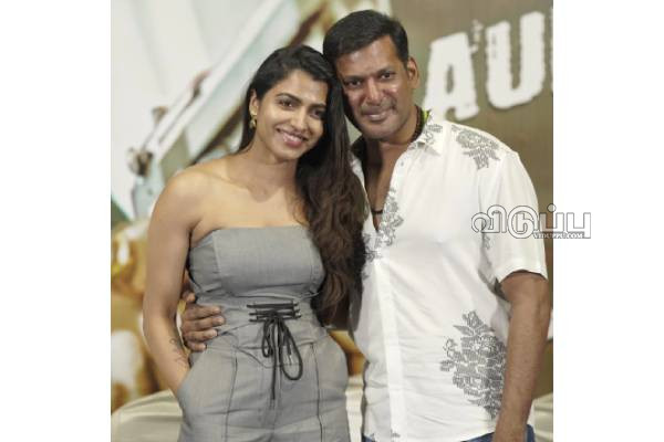 பிறந்தநாளில் தனது காதலியை கைப்பிடித்த விஷால், நிச்சயதார்த்த போட்டோஸ் | Vishal Engagement Photos Goes Viral