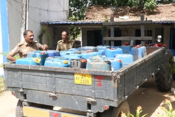 பெருந்தொகை டீசலுடன் பொதுமக்களால் சுற்றிவளைக்கப்பட்ட உழவு இயந்திரம்