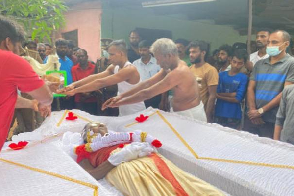 தாயின் இறுதிக்கிரிகைக்கு வந்த தமிழ் அரசியல் கைதி! மனதை கலங்கடித்த சம்பவம் | Tamil Political Prisoner Came His Mother S Funeral
