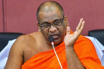 මෙතෙක් රජවරුන් කල දලදා ප‍්‍රදර්ශණය මුල්වරට අන්දරේ කෙනෙක් කරලාලු..