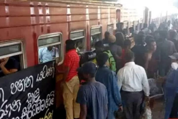 අන්තරේ දුම්රියෙන් තංගල්ලට..තංගල්ල උණුසුම් වෙයි..! පොලීසිය සීරුවෙන්....(VIDEO )