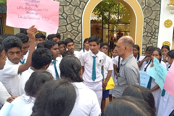 பாடசாலைக்குள் கள்ளத்தனம் எதற்கு; யாழ் பிரபல பாடசாலை மாணவர்கள் வீதிக்கு இறங்கி போராட்டம்! | Jaffna Union College Student Protested