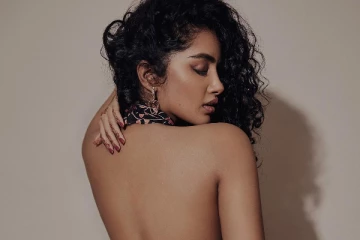 பேக்லெஸ் உடையில் அனுபமா.. அவரா இப்படி என போட்டோஷூட் பார்த்து ரசிகர்கள் ஷாக்