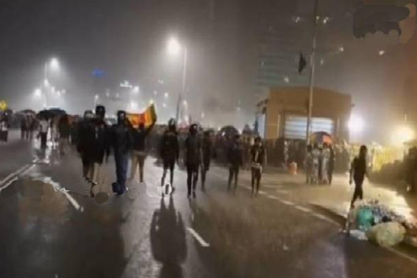 காலி முகத்திடலில் கொட்டும் மழையிலும் தொடரும் ஆர்ப்பாட்டம்! | Demonstration Continue In Even Pouring Rain Galle