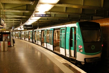 பாரிஸில் ஓட்டுனரின்றி இயங்கும் புதிய ரயில் சேவை!