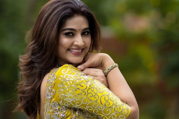 அழகில் மிரள வைக்கும் நடிகை.. இவங்களுக்கு வயசே ஆகாத! | Actress Sneha Latest Photo