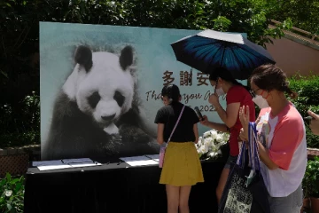 உலகின் வயதான பாண்டா கரடிக்கு அஞ்சலி செலுத்திய குழந்தைகள்!