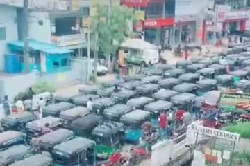 முச்சக்கர வண்டிகளால் முடக்கப்பட்ட நகரம் ஒன்றின் பிரதான வீதி