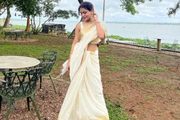 20 வயதில் இப்படியொரு கவர்ச்சியில் இளைஞர்களை கட்டிபோடும் மல்லு நடிகை - இவ்ளோ க்ளாமரா