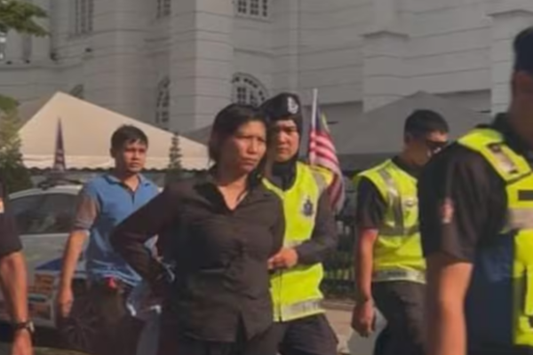 மன்னரைக் கட்டியணைக்க முயன்ற பெண்ணுக்கு தண்டனை | Women Arrested For Tries To Hug Malaysia King