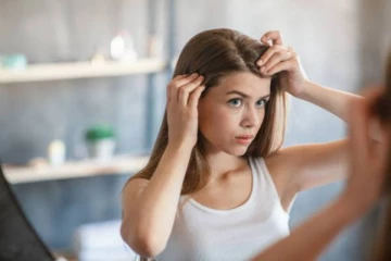 வெள்ளை முடி பிரச்சனையா? கருப்பாக்க இந்த ஒரு தோல் போதும்!