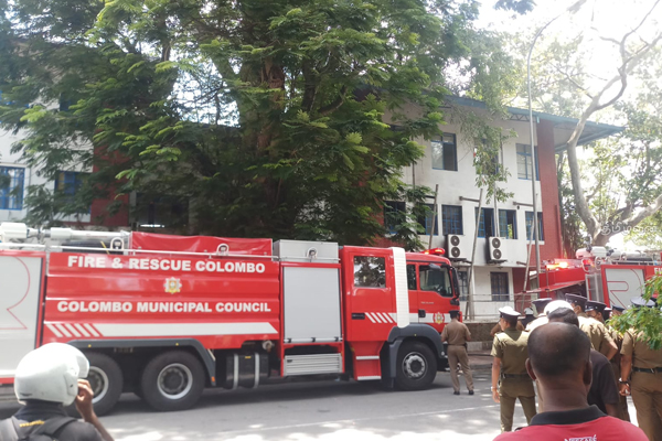 றோயல் கல்லூரிக்கு அருகில் தீ விபத்து | Fire Near Royal College