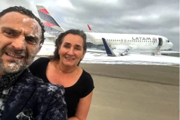 விமான விபத்தில் உயிர் பிழைத்த அடுத்த நிமிடம் தம்பதி செய்த செயல்! வைரலாகும் புகைப்படம்