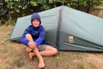 கூடாரத்தில் 3 வருடங்களாக தங்கி நிதி திரட்டி உலக சாதனை படைத்த சிறுவன்!