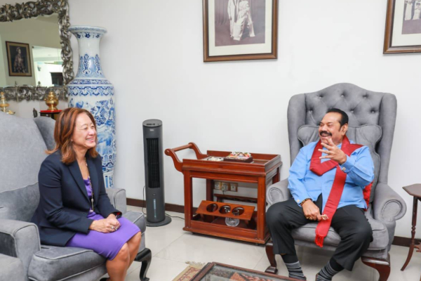 மஹிந்தவிடமும் பிரியாவிடை பெற்றார் அமெரிக்க தூதுவர் ஜூலி சாங் | Us Julie Chung Also Bid Farewell To Mahinda