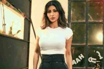 நாகினி சீரியல் புகழ் நடிகை மௌனி ராயின் அழகிய லேட்டஸ்ட் புகைப்படங்கள்