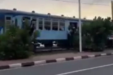 කපුටු කාක්..කාක්.. මේ දිනවල හැමෝම කතා කරන භයානක දුම්රිය ගමන.. වීඩියෝ සහිතයි.. (VIDEO)