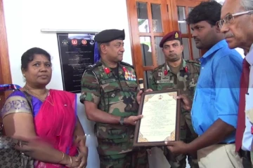 யாழில் இராணுவத்தினரால் புதிதாக அமைக்கப்பட்ட வீடு பயனாளியிடம் கையளிப்பு!