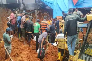 மண் குவியலுக்கு புதைந்த இருவர் ; பறிபோன உயிர்,