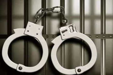 பந்தயம் வைத்த மூன்று பெண்கள் கைது