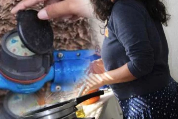 වතුර හදන්න ආපු කෙනාට කාන්තාවක් පහර දෙයි.. වීඩියෝ සහිතයි (VIDEO)