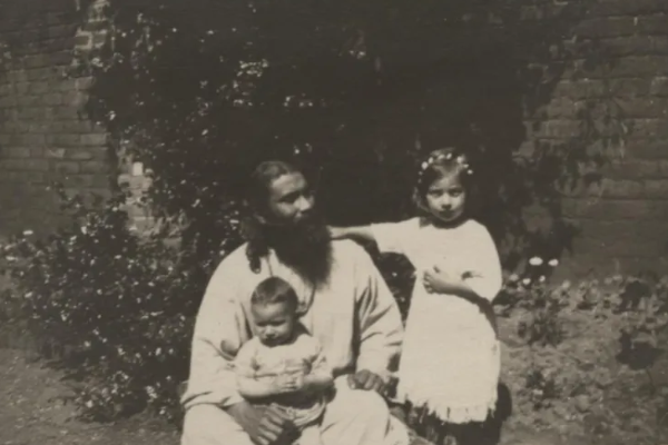 இந்திய வம்சாவளிப் பெண்ணுக்கு பிரான்ஸ் அளித்துள்ள கௌரவம் | France Honour Indian Spy Noor Inayat Khan By Stamp இந்திய வம்சாவளிப் பெண்ணுக்கு பிரான்ஸ் அளித்துள்ள கௌரவம் | France Honour Indian Spy Noor Inayat Khan By Stamp