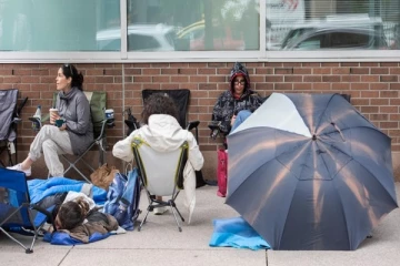 கடவுச்சீட்டு பெற்றுக்கொள்ள முகாமிட்டு தங்கியிருக்கும் மக்கள்; எங்கு தெரியுமா?