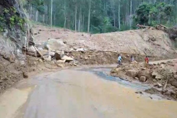 டித்வா பேரழிவால் உருக்குலைந்த நுவரெலியா கம்பளை பிரதான வீதி திறப்பு | Nuwara Eliya Gampola Road Open For Light Vehicles டித்வா பேரழிவால் உருக்குலைந்த நுவரெலியா கம்பளை பிரதான வீதி திறப்பு | Nuwara Eliya Gampola Road Open For Light Vehicles