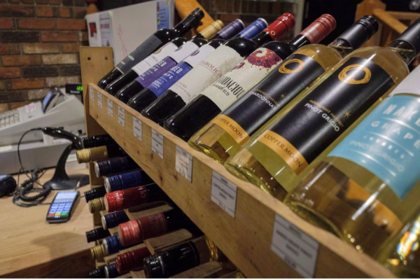 ஆல்பர்டாவில் புதிய மதுவரி: மது தொழில் குழுக்களின் கடும் எதிர்ப்பு | Sour Grapes Businesses Call On Alberta