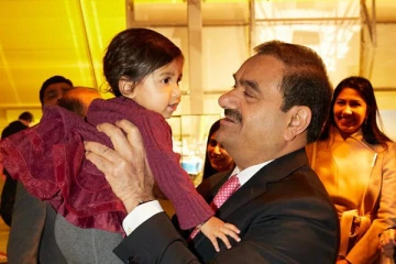 இவள் கண்களுக்கு முன் என் சொத்துக்கள் ஒன்றுமில்லை., பேத்தியை தூக்கிக்கொஞ்சும் கோடீஸ்வரர் அதானி