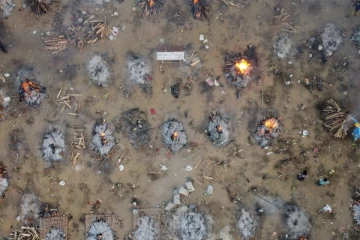 கொரோனா தொற்றால் உயிரிழந்தவர்களை எரிக்க நிலம் கொடுத்த விவசாயி!