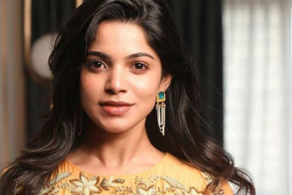 கல்லூரிக்கு அரைகுறை ஆடையில் சென்ற நடிகை திவ்ய பாரதி - சமூக ஆர்வலர்கள் கண்டனம் - தமிழ்நாடு