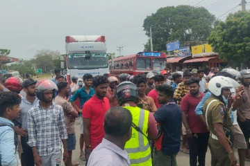 எரிபொருள் கோரி வீதிமறியல் போராட்டத்தில் ஈடுபட்ட ஒருவர் கைது செய்யப்பட்டு விடுதலை (VIDEO)