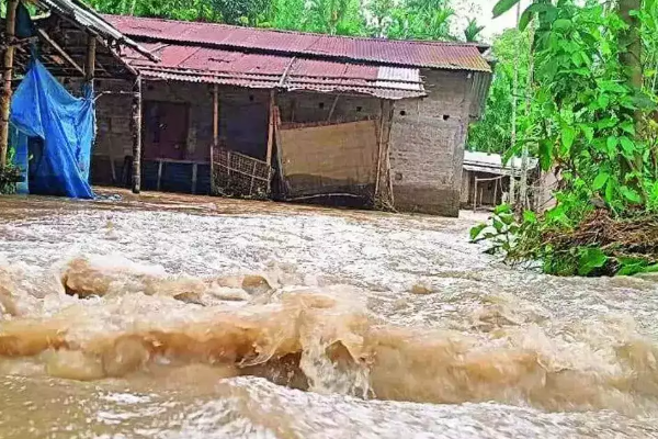 கொட்டித்தீர்த்த மழை; வெள்ளத்தில் தத்தளிக்கும் 142 கிராமங்கள் | Assam Flood 142 Villages Reeling Under Floods