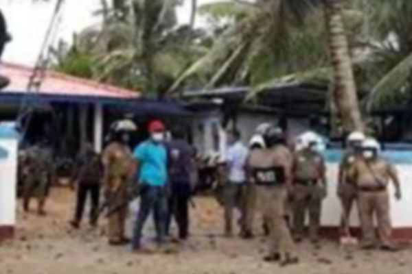 பொலிஸ் நிலையத்தை முற்றுகையிட்ட குழுவினர் | The Group Besieged The Police Station