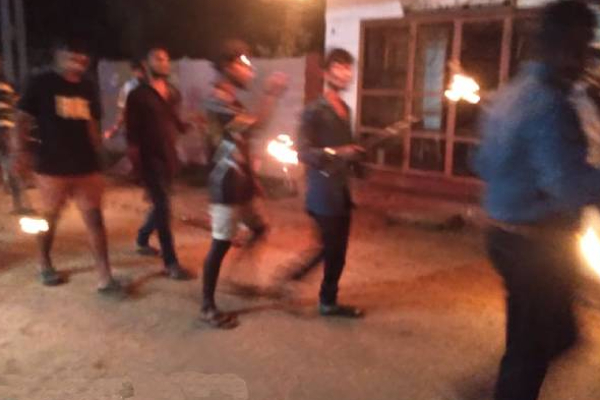தீப்பந்தம் எந்தி போராட்டத்தில் ஈடுபட்ட ஐக்கிய மக்கள் சக்தியினர்! | Jaffna People Participated The Torchlight Protest