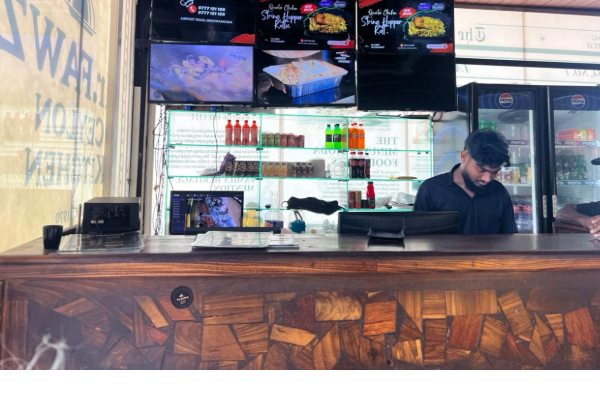 மினுவாங்கொடையில் உணவகமொன்றில் புழுக்களுடன் வழங்கப்பட்ட பிரைட் ரைஸ் | Fried Rice Worms At A Restaurant In Minuankoda