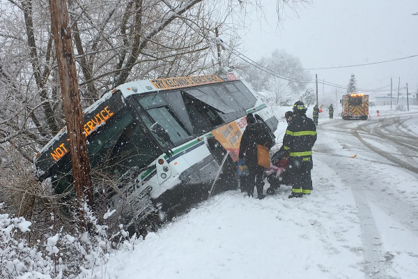 பிரிட்டிஸ் கொலம்பிய பஸ் விபத்தில் 4 பேர் பலி | Rcmp Say 4 Killed In Bus Rollover