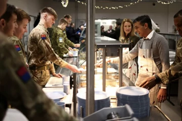 படை வீரர்களுக்கு உணவு பரிமாறிய பிரதமர் ரிஷி சுனக்!