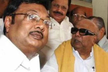 கோபாலபுரத்தில்… தந்தை படத்திற்கு மரியாதை செலுத்திய மு.க.அழகிரி!