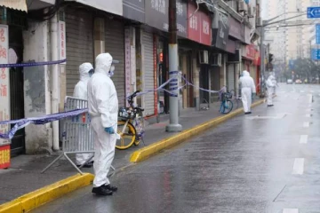 கடுமையான மன அழுத்தம்: போராட்டத்தில் ஈடுபடும் மக்கள்!