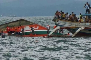 ஆற்றுக்குள் படகு கவிழ்ந்து 100 போ் மாயம்