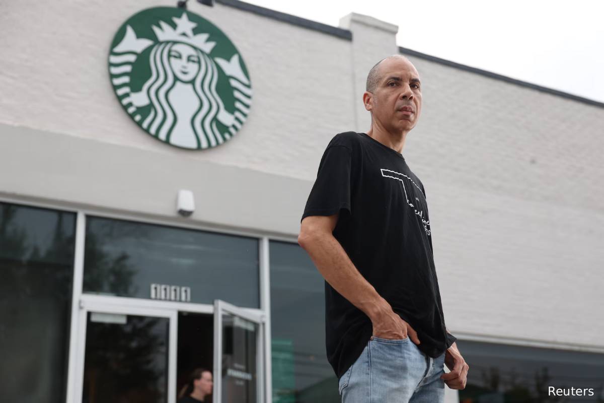 காபி குடிப்பதற்காக 74 நாடுகளுக்கு பயணம் செய்துள்ள நபர் | Man Visited 74 Countries For Starbucks Coffee