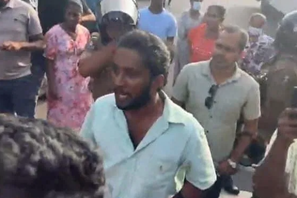 கறுப்புப் ஜூலை நினைவேந்தலில் இனவெறி பிடித்தவர்களின் வெறியாட்டம்; சப்பாத்து கால்களால் நினைவுச்சுடர்கள் மிதிப்பு! | Racist Rampage At Black July Commemoration