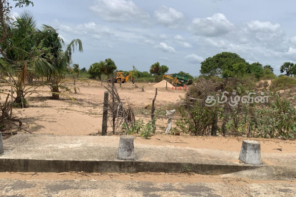கிழக்கு கடற்கரையில் மனித எச்சங்கள்.. திடீரென இடைநிறுத்தப்பட்ட அகழ்வுப்பணி | Sampur Beach Mine Clearance Work