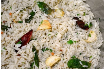 நம்மை பாடாய் படுத்தும் இந்த மூன்று பிரச்சினையையும் அடித்து விரட்டும்  பூண்டு மிளகு சாதம்..  பத்தே நிமிடம் போதும்!