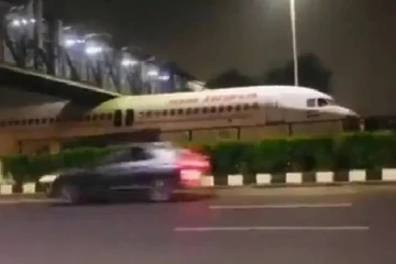 பாலத்திற்கு அடியில் சிக்கிய ஏர் இந்தியா விமானம்! மும்பையில் பரபரப்பு (காணொளி)